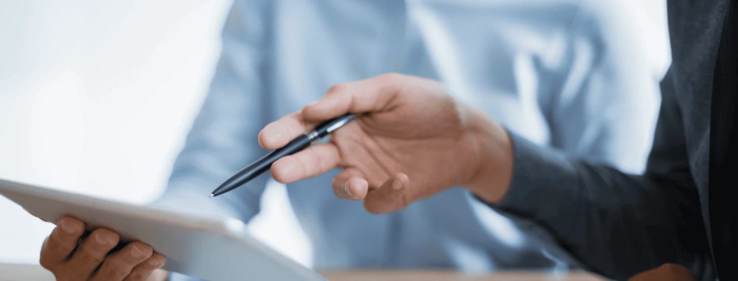 Personas revisando información de negocio en una mesa de trabajo