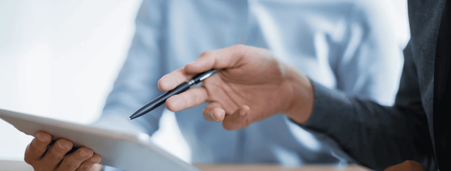 Personas revisando información de negocio en una mesa de trabajo