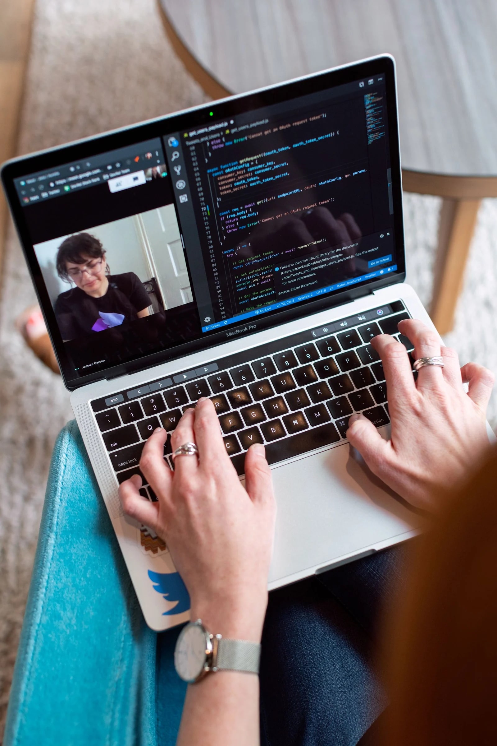 Persona programando en una computadora durante una videollamada
