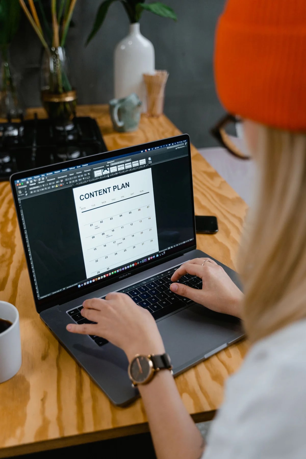 Persona preparando un plan de contenido en una computadora